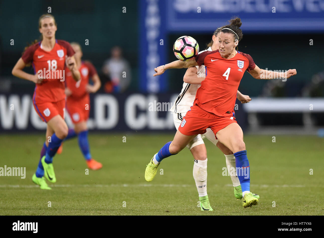 Washington DC, Stati Uniti d'America. 07Th Mar, 2017. L'Inghilterra del Lucy in bronzo (4) battaglie un difensore tedesco durante il confronto tra le donne del team nazionali di Germania e Inghilterra al SheBelieves Cup al RFK Stadium di Washington DC. La Germania ha vinto la partita 1-0. John Middlebrook/CSM/Alamy Live News Foto Stock