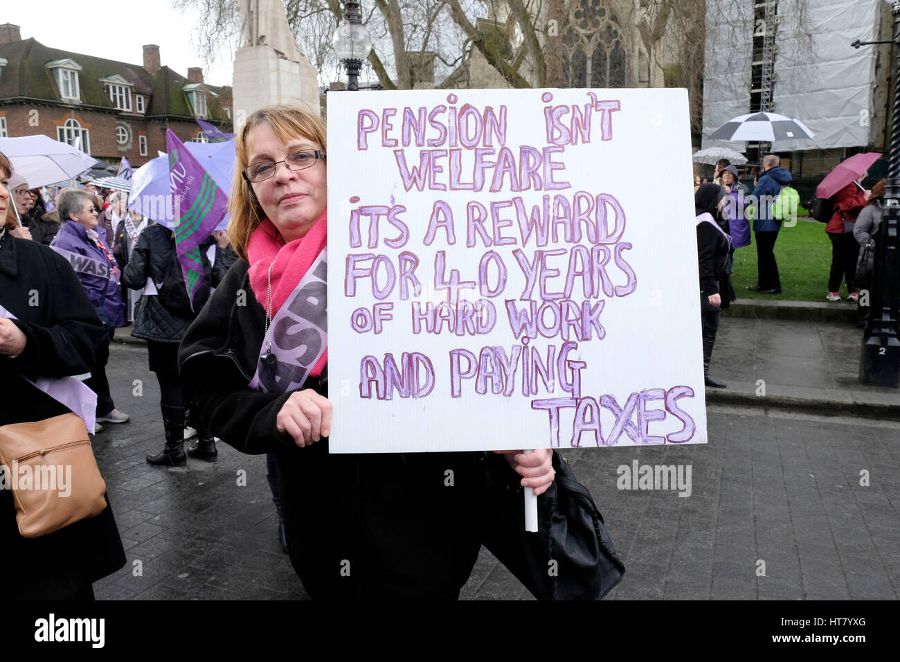 Londra, UK, 8 marzo 2017 . Centinaia di donne stadio a protestare per combattere la pensione statale di cambiamenti, come il cancelliere fornisce il suo bilancio. Credito: Yanice Idir / Alamy Live News Foto Stock Londra, UK, 8 marzo 2017 . Centinaia di donne stadio a protestare per combattere la pensione statale di cambiamenti, come il cancelliere fornisce il suo bilancio. Credito: Yanice Idir / Alamy Live News Foto Stock