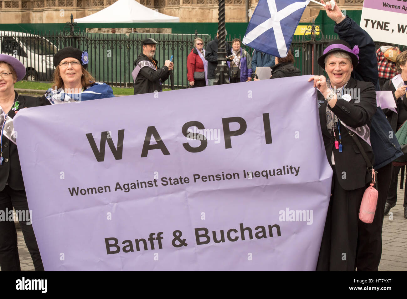 Londra, Regno Unito. 8 marzo 2017. Le donne contro lo stato di disuguaglianza Pensiobn protesta al di fuori della House of Commons il bilancio credito al giorno: Ian Davidson/Alamy Live News Foto Stock