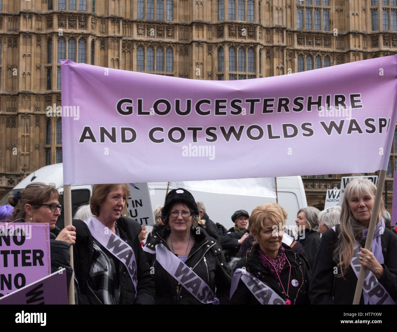 Londra, Regno Unito. 8 marzo 2017. Le donne contro lo stato di disuguaglianza Pensiobn protesta al di fuori della House of Commons il bilancio credito al giorno: Ian Davidson/Alamy Live News Foto Stock