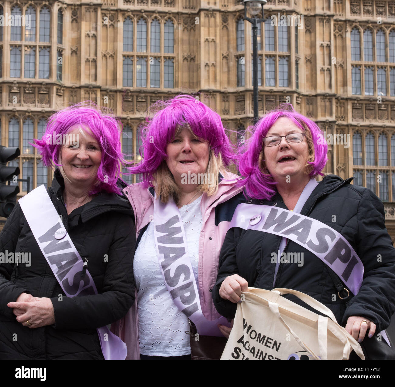 Londra, Regno Unito. 8 marzo 2017. Le donne contro lo stato di disuguaglianza Pensiobn protesta al di fuori della House of Commons il bilancio credito al giorno: Ian Davidson/Alamy Live News Foto Stock