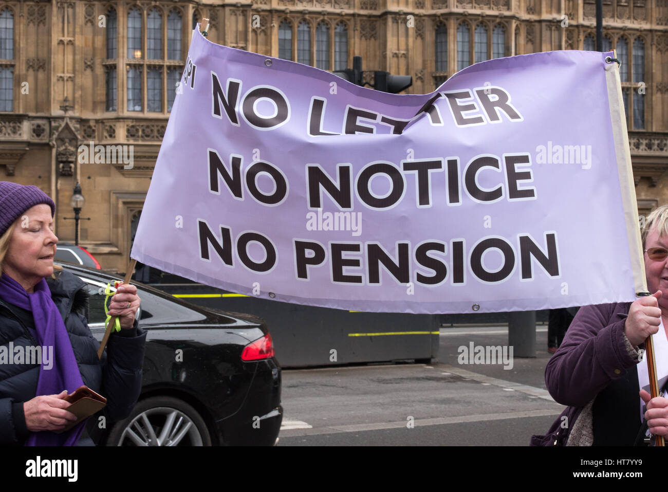 Londra, Regno Unito. 8 marzo 2017. Le donne contro lo stato di disuguaglianza Pensiobn protesta al di fuori della House of Commons il bilancio credito al giorno: Ian Davidson/Alamy Live News Foto Stock
