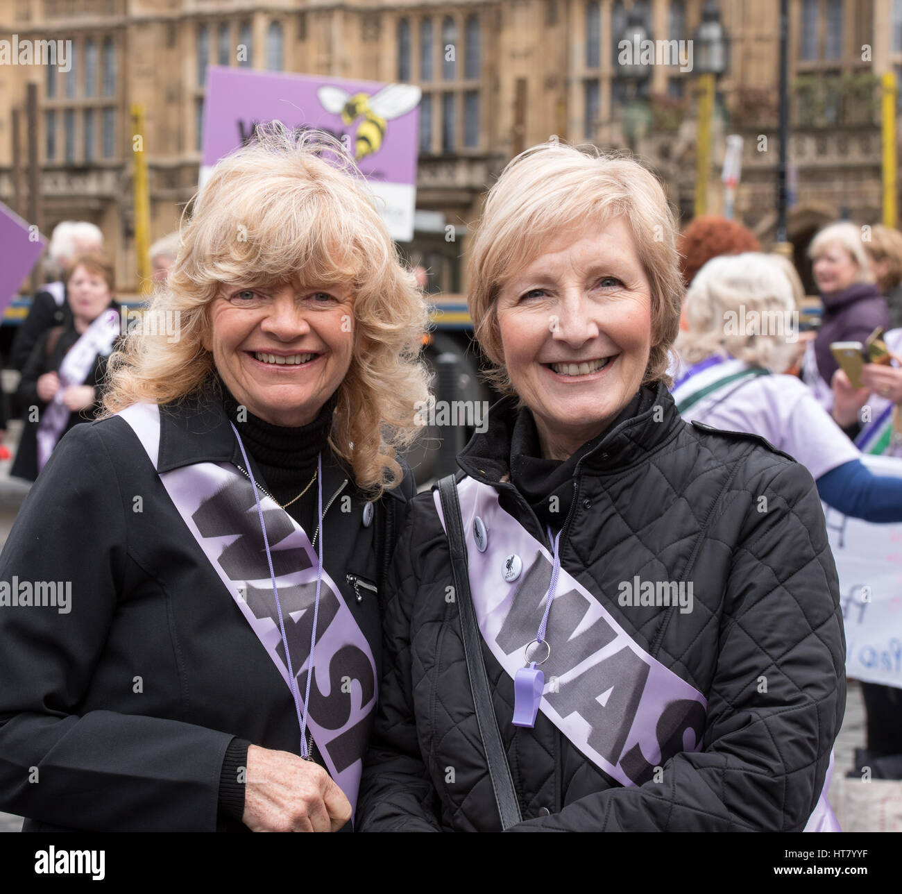 Londra, Regno Unito. 8 marzo 2017. Le donne contro lo stato di disuguaglianza Pensiobn protesta al di fuori della House of Commons il bilancio credito al giorno: Ian Davidson/Alamy Live News Foto Stock