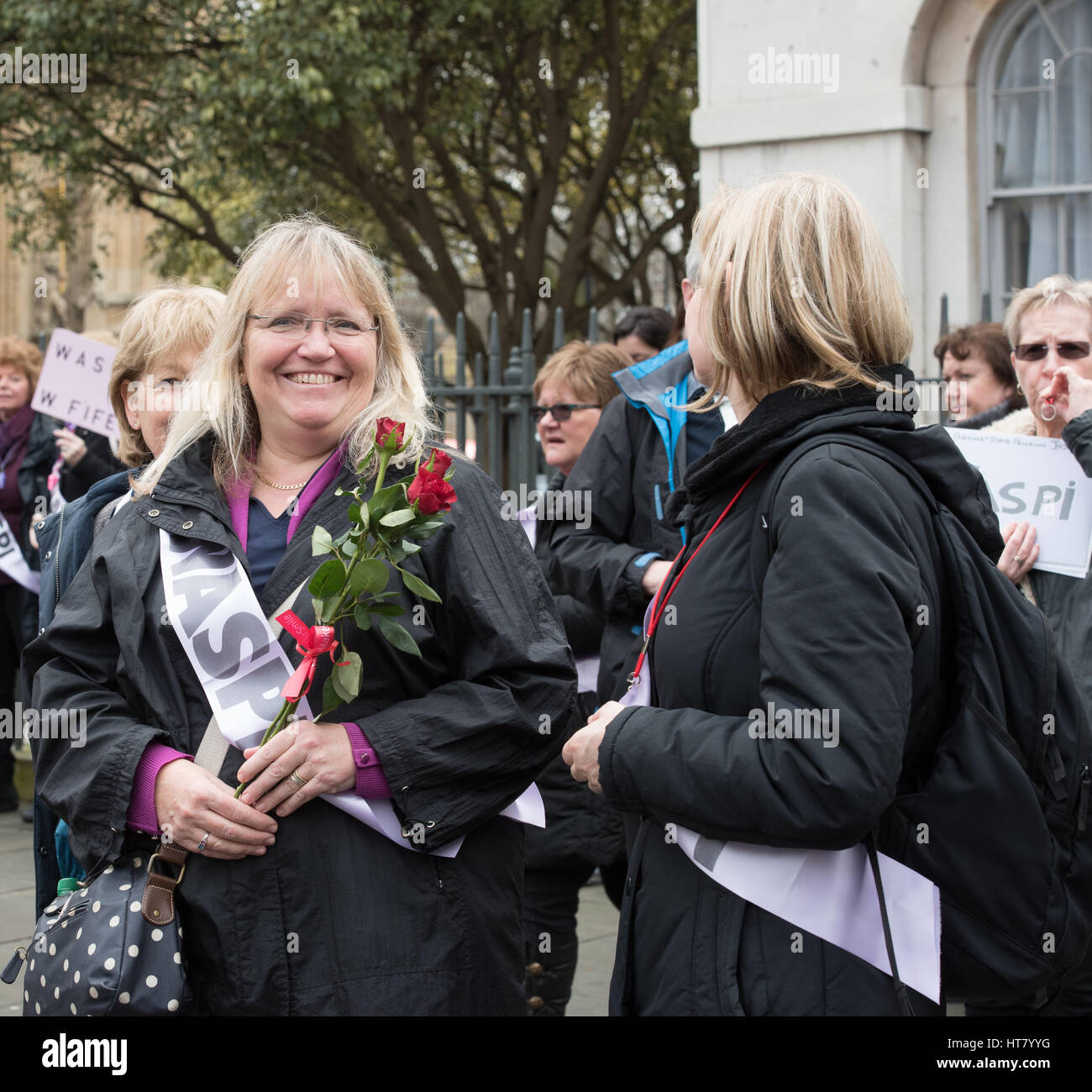 Londra, Regno Unito. 8 marzo 2017. Le donne contro lo stato di disuguaglianza Pensiobn protesta al di fuori della House of Commons il bilancio credito al giorno: Ian Davidson/Alamy Live News Foto Stock