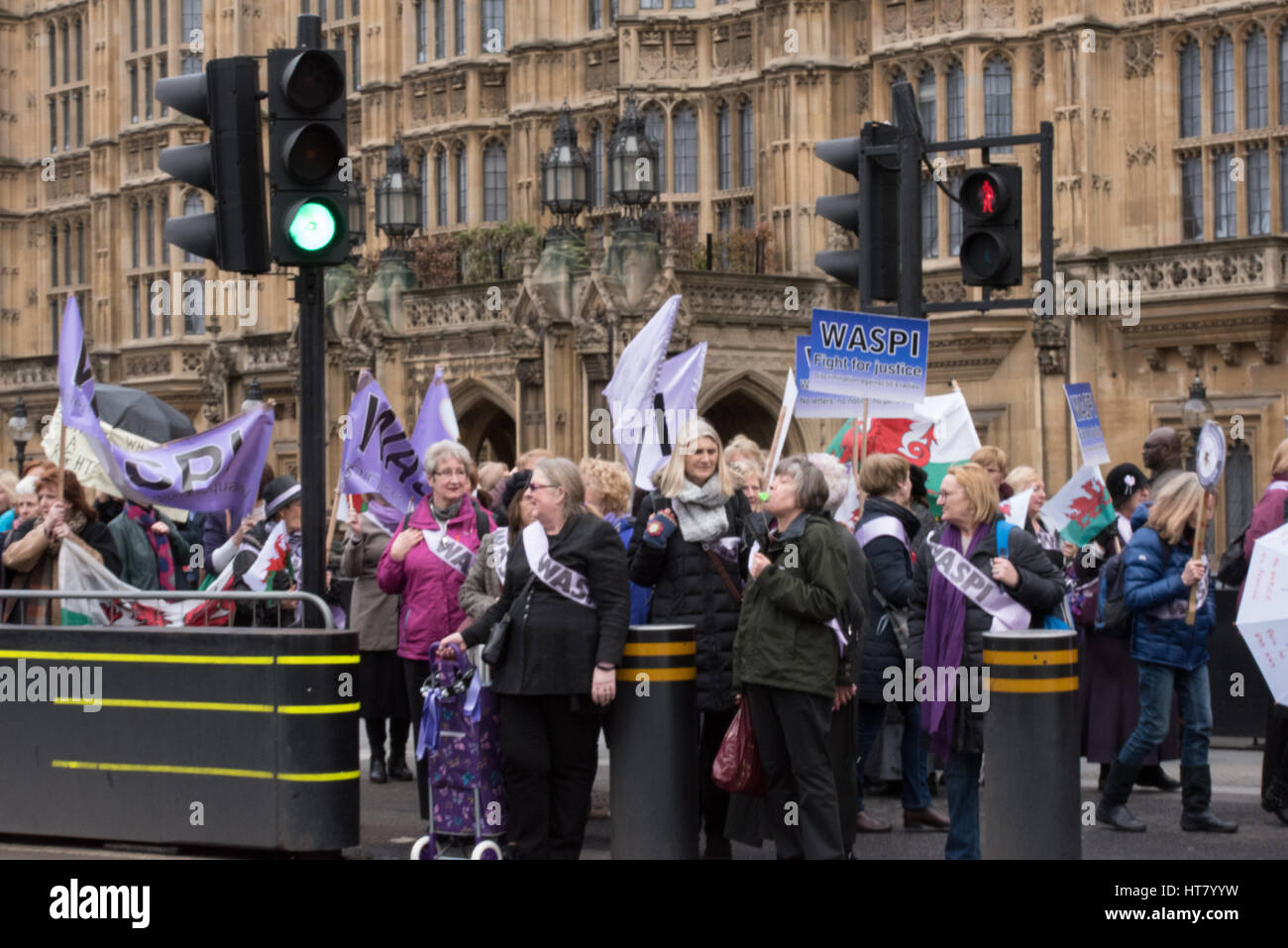 Londra, Regno Unito. 8 marzo 2017. Le donne contro lo stato di disuguaglianza Pensiobn protesta al di fuori della House of Commons il bilancio credito al giorno: Ian Davidson/Alamy Live News Foto Stock