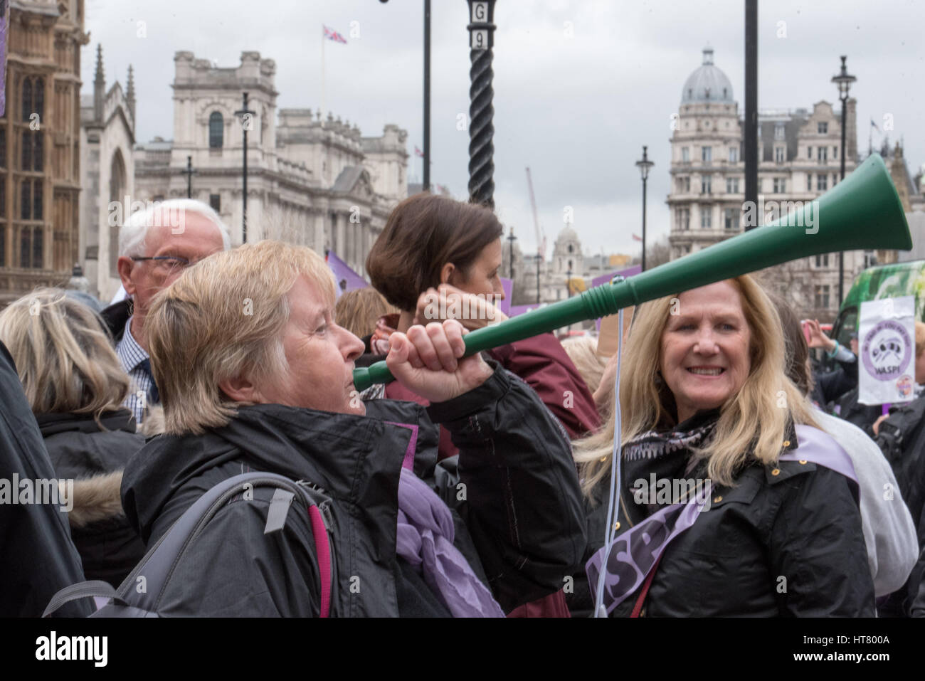 Londra, Regno Unito. 8 marzo 2017. Le donne contro lo stato di disuguaglianza Pensiobn protesta al di fuori della House of Commons il bilancio credito al giorno: Ian Davidson/Alamy Live News Foto Stock