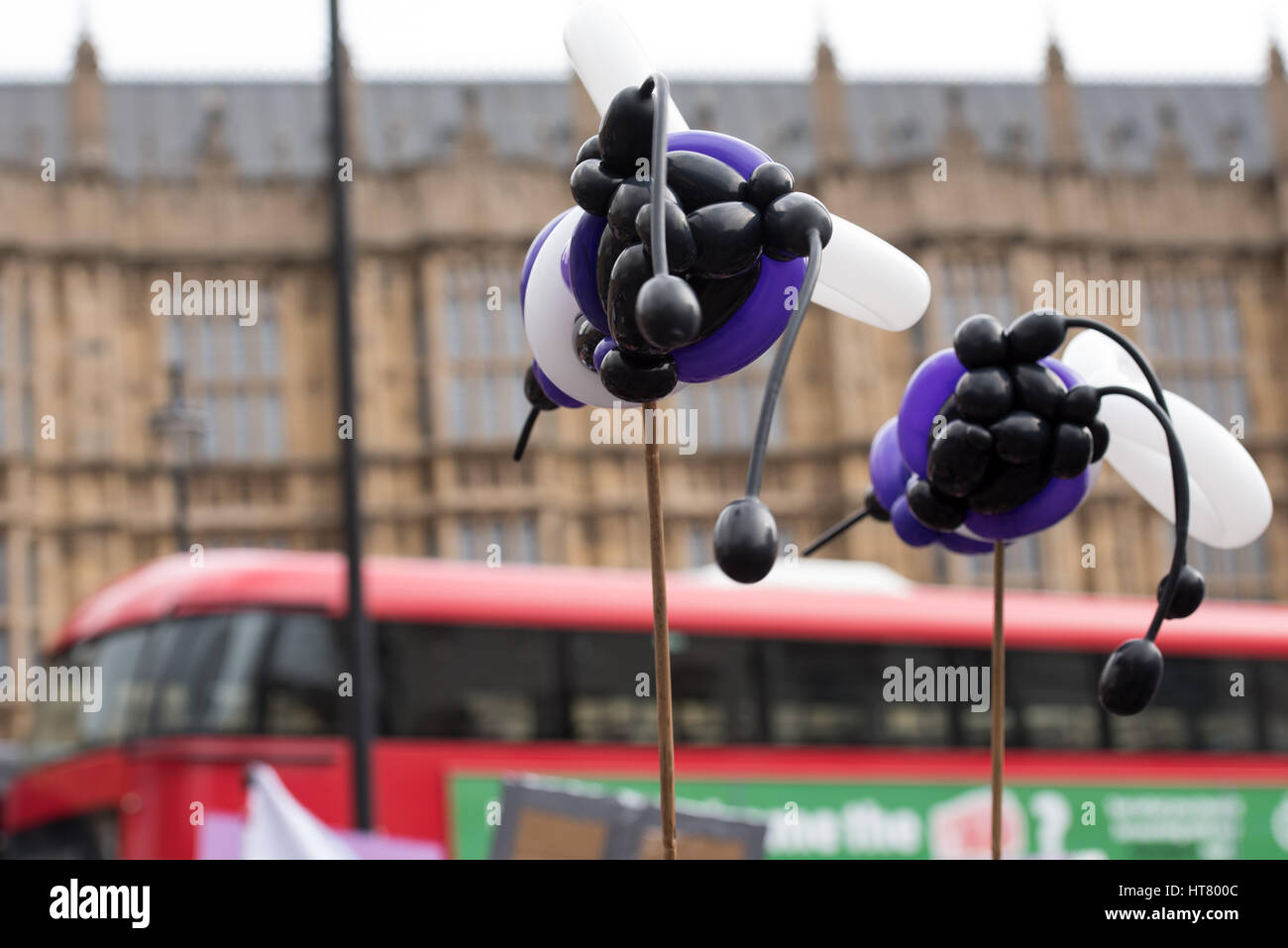 Londra, Regno Unito. 8 marzo 2017. Palloncino vespe presso le donne contro lo stato di disuguaglianza Pensiobn protesta al di fuori della House of Commons il bilancio credito al giorno: Ian Davidson/Alamy Live News Foto Stock