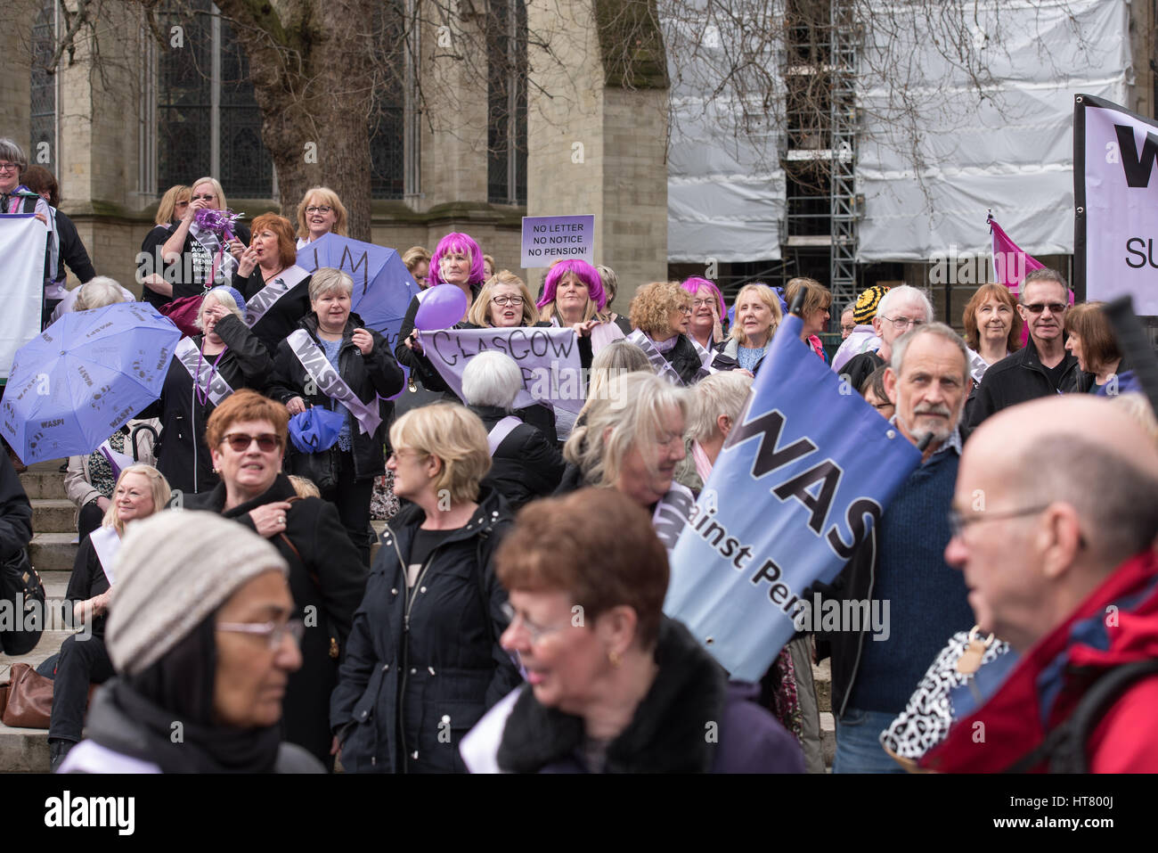 Londra, Regno Unito. 8 marzo 2017. Le donne contro lo stato di disuguaglianza Pensiobn protesta al di fuori della House of Commons il bilancio credito al giorno: Ian Davidson/Alamy Live News Foto Stock