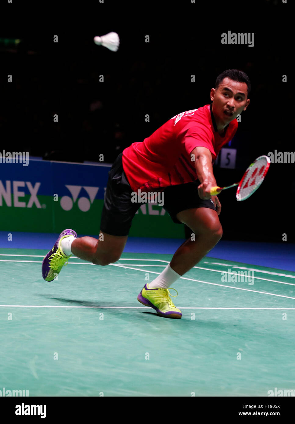 Birmingham. 8 Mar, 2017. Tommy Sugiarto dell Indonesia restituisce il volano durante gli Uomini Singoli Primo turno match con la Cina del Tian Houwei a tutti Inghilterra aprire Badminton 2017 a Birmingham, la Gran Bretagna il 8 marzo 2017. Credito: Han Yan/Xinhua/Alamy Live News Foto Stock