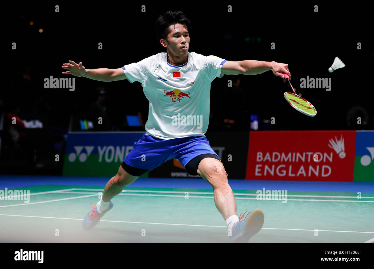 Birmingham. 8 Mar, 2017. Della Cina di Tian Houwei restituisce il volano durante gli Uomini Singoli Primo turno match con Tommy Sugiarto di Indonesia presso tutti Inghilterra aprire Badminton 2017 a Birmingham, la Gran Bretagna il 8 marzo 2017. Credito: Han Yan/Xinhua/Alamy Live News Foto Stock