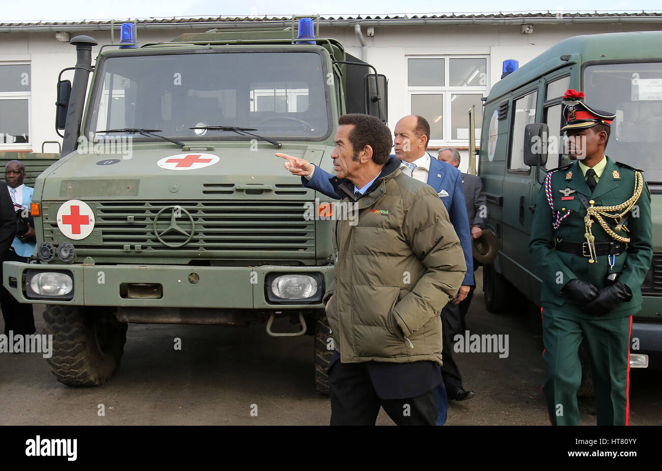 Il presidente del Botswana, Seretse Khama esposto Ian Khama esposto (anteriore), visiti la FWW Fahrzeugwerk GmbH in Oertzenhof, Germania, 08 marzo 8 2017. Egli è visto insieme con il Ministro del Turismo e natura, Tshekedi Khama esposto (dietro di lui) e vengono informati sulla tecnologia per la lotta contro la caccia di frodo. Il Botswana ha già acquistato circa un centinaio di veicoli come jeep, navi cisterna per il trasporto di acqua o campo cucine per la sua rangers in Oertzenhof foto: Bernd Wüstneck/dpa-Zentralbild/dpa Foto Stock