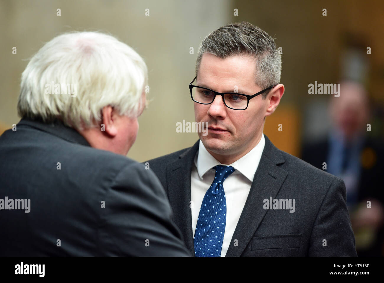 Edimburgo, Scozia, Regno Unito. 8 Mar, 2017. Finanza scozzese Segretario Derek Mackay dà un intervista televisiva sulla sua reazione al bilancio del Regno Unito nella lobby del parlamento scozzese, Credito: Ken Jack/Alamy Live News Foto Stock