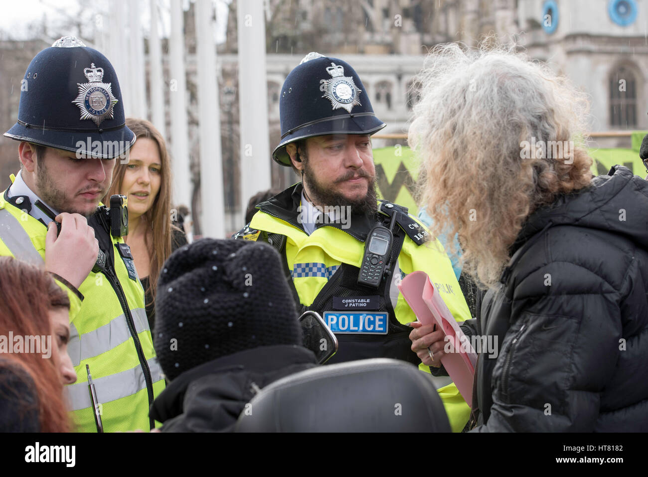 Londra, Regno Unito. 8 marzo 2017. La polizia si muovano per le interruzioni in Sciopero Globale delle Donne, l'al di fuori della House of Commons Credito: Ian Davidson/Alamy Live News Foto Stock