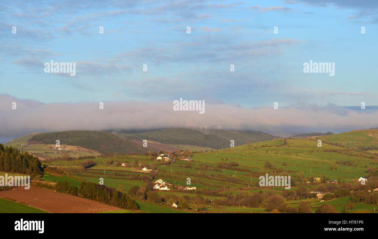 Cambrian Mountains, Wales, Regno Unito. 8 marzo 2017. Regno Unito - Previsioni del tempo - Dopo un giorno di primavera-come meteo, una banda di nuvola illuminata dal sole di sera si blocca al di sopra del Cambriano montagne vicino Aberystwyth, Galles, UK Credit: John Gilbey/Alamy Live News Foto Stock