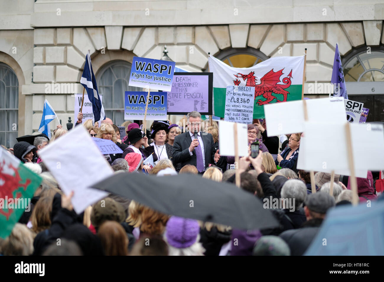Londra, Regno Unito. 8 Mar, 2017. Donne contro la pensione statale protesta di disuguaglianza, la Casa del Parlamento, Londra, UK Credit: Laurence Praxe Alamy/Live News Foto Stock