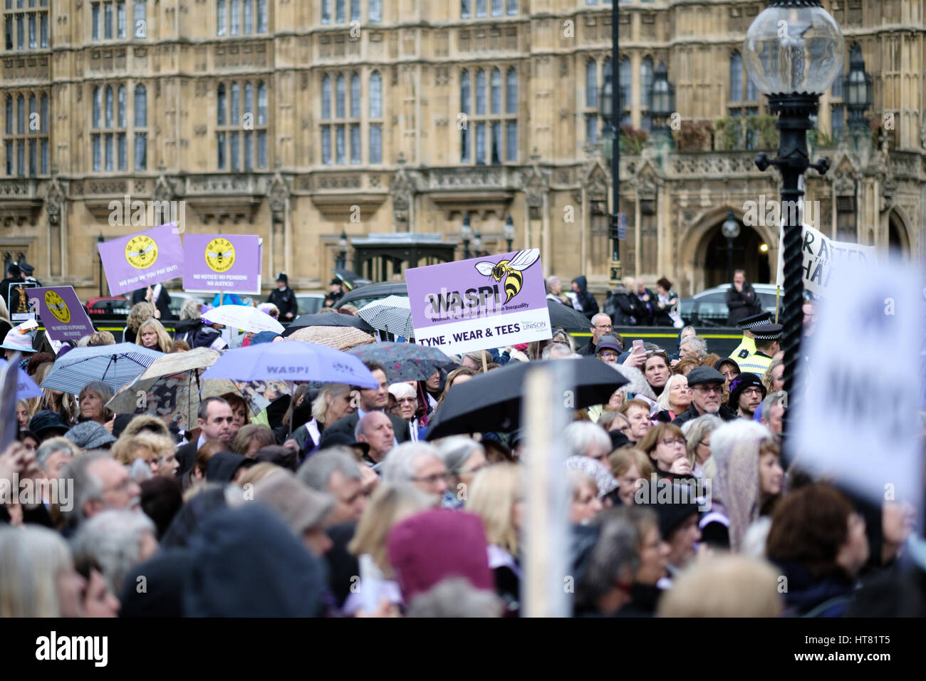 Londra, Regno Unito. 8 Mar, 2017. Donne contro la pensione statale protesta di disuguaglianza, la Casa del Parlamento, Londra, UK Credit: Laurence Praxe Alamy/Live News Foto Stock