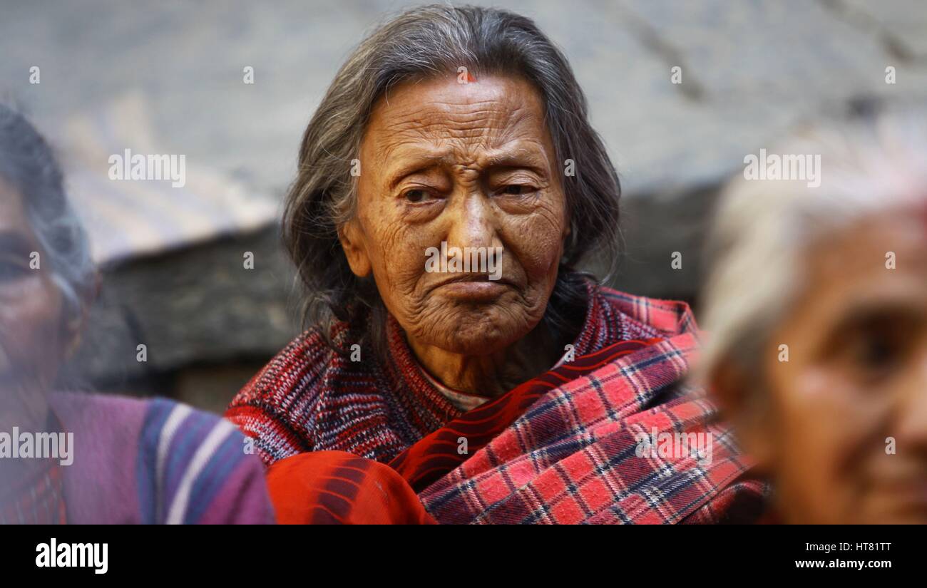 Kathmandu, Nepal. 8 Mar, 2017. Una donna anziana partecipa attivamente al programma con Sheela Sayami, un lavoratore sociale (non visibile) durante la sua interazione con i superstiti del terremoto, che sono anche i cittadini anziani, in occasione della Giornata internazionale della donna a Kathmandu, Nepal. Sheela Sayami, un lavoratore sociale corre un non remunerative di organizzazione denominata ''Nhapangu Pala (primo passo in lingua Newari) che si impegna con le vittime del terremoto nel racconto e attività creative come la preparazione di lampade di filettatura. Più di 60 cittadini anziani di età compresa tra 70 a 96 anni di raccogliere tutti i giorni di condividere i loro sentimenti e si impegnano a Foto Stock