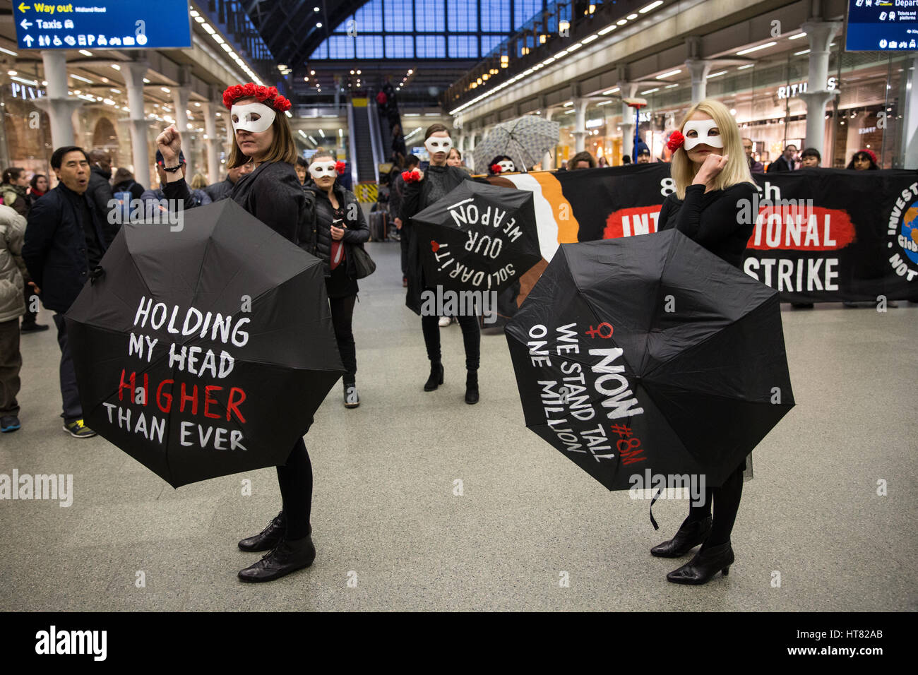 Londra, Regno Unito. 8 Marzo, 2017. Le donne da Sciopero Globale delle Donne, l', Donne Sciopero del Regno Unito e lucidare le femministe la performance sul palco di arte presso la stazione di St Pancras per coincidere con la Giornata internazionale della donna e Internazionale delle Donne Sciopero. Credito: Mark Kerrison/Alamy Live News Foto Stock