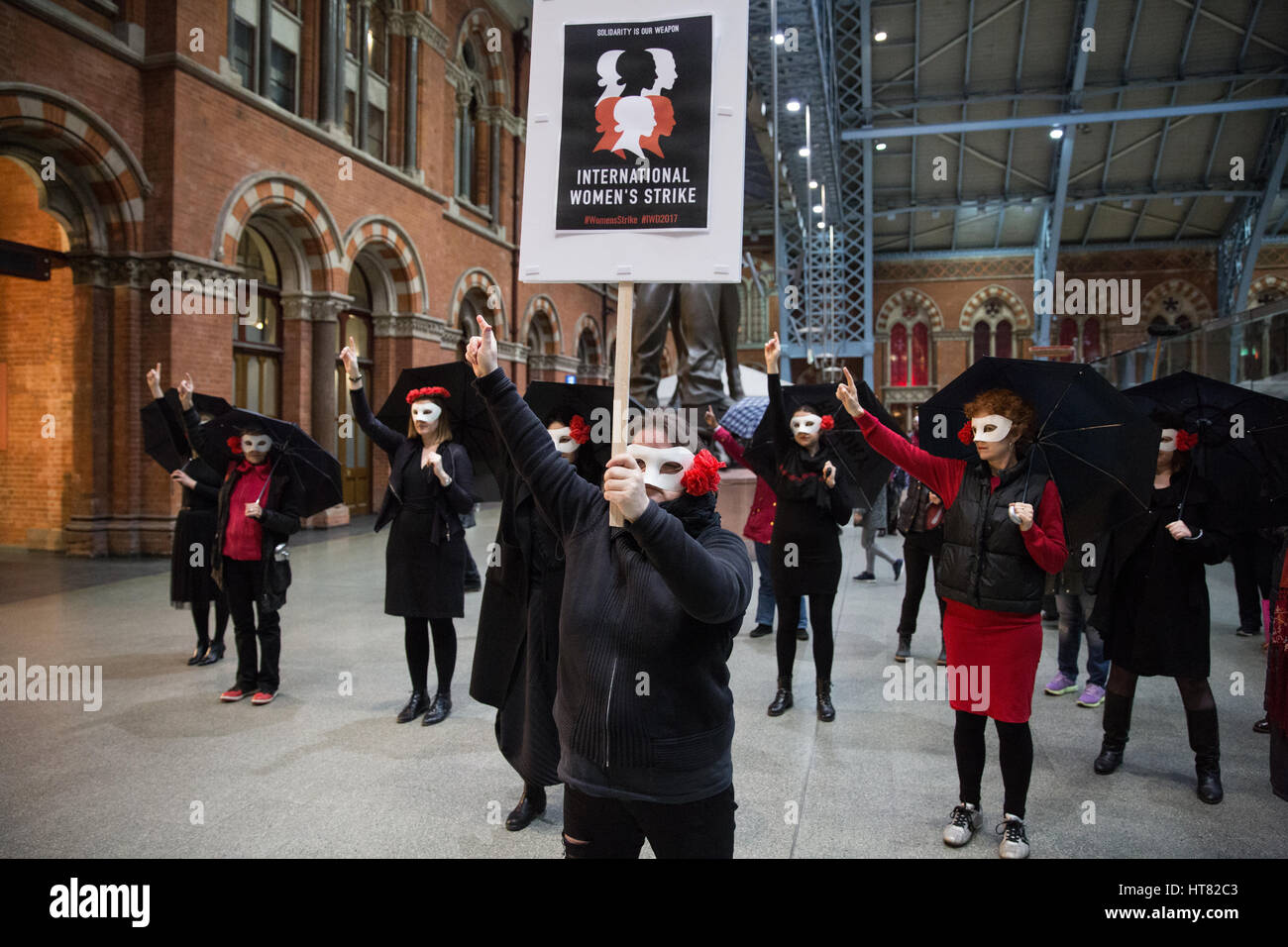 Londra, Regno Unito. 8 Marzo, 2017. Le donne da Sciopero Globale delle Donne, l', Donne Sciopero del Regno Unito e lucidare le femministe la performance sul palco di arte presso la stazione di St Pancras per coincidere con la Giornata internazionale della donna e Internazionale delle Donne Sciopero. Credito: Mark Kerrison/Alamy Live News Foto Stock