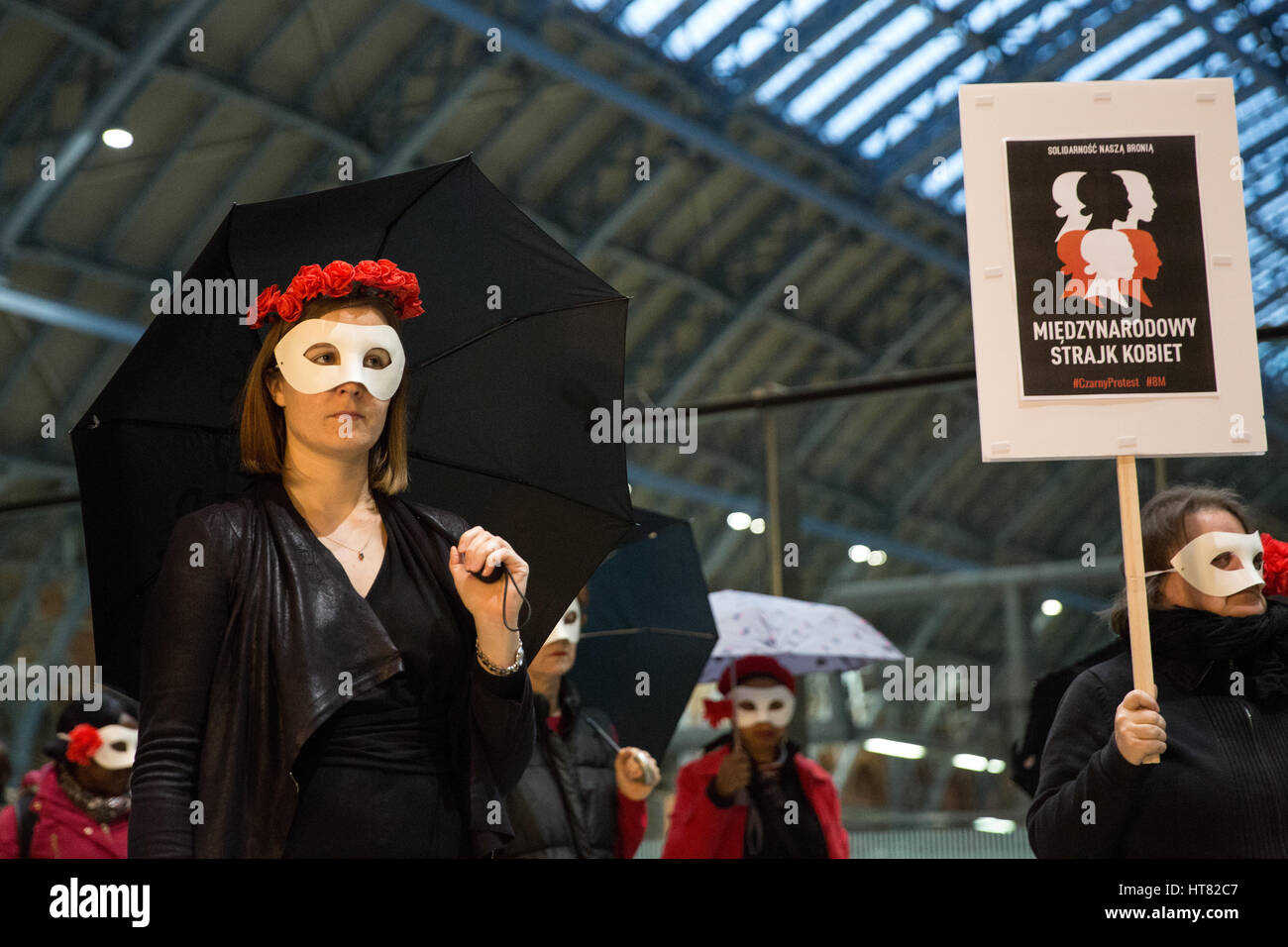 Londra, Regno Unito. 8 Marzo, 2017. Le donne da Sciopero Globale delle Donne, l', Donne Sciopero del Regno Unito e lucidare le femministe la performance sul palco di arte presso la stazione di St Pancras per coincidere con la Giornata internazionale della donna e Internazionale delle Donne Sciopero. Credito: Mark Kerrison/Alamy Live News Foto Stock