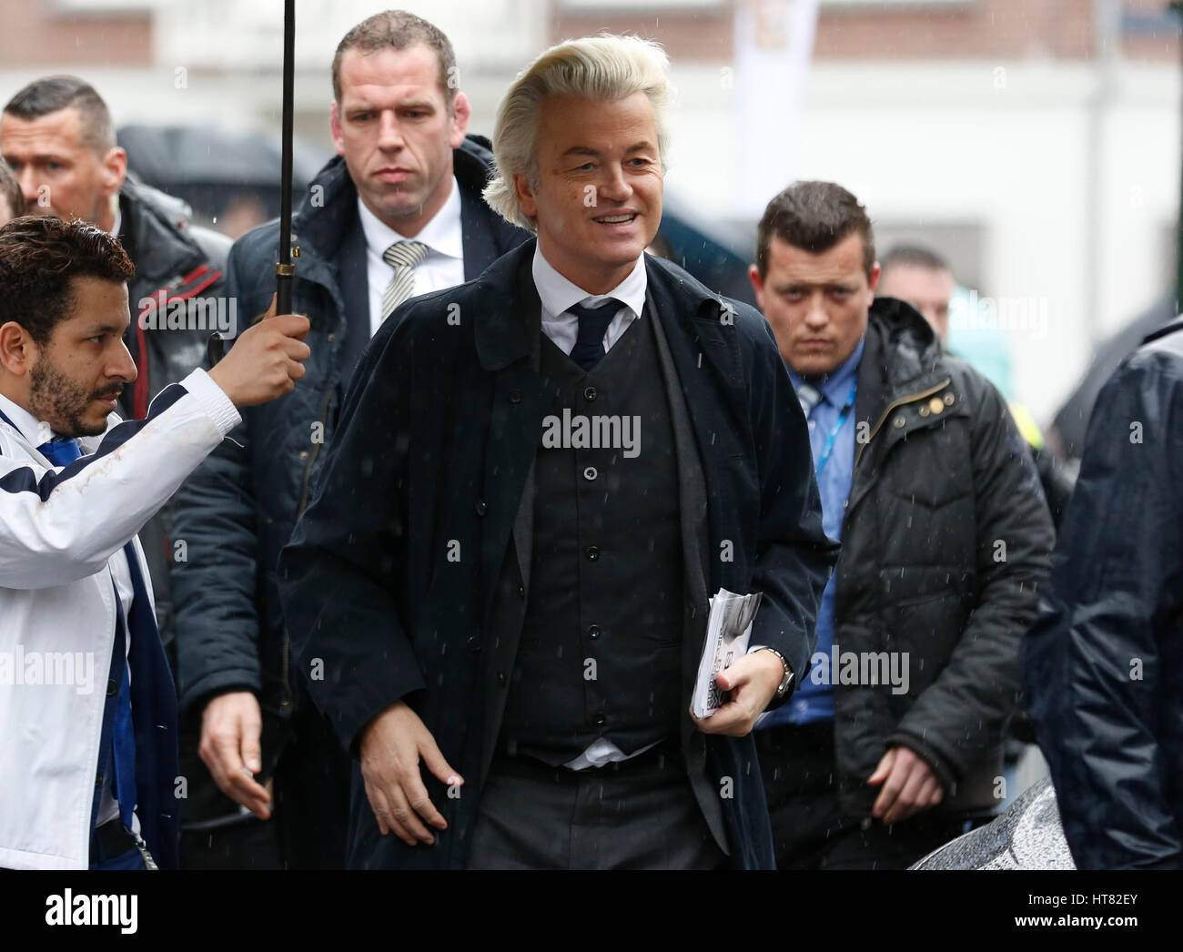 Bruxelles, Paesi Bassi. 8 Mar, 2017. Leader della destra populista olandese partito per la libertà (Pvv) Geert Wilders (C) assiste una campagna per le prossime elezioni generali a Breda, Olanda, il 8 marzo 2017. Il generale olandese le elezioni sono previste per essere tenuto il 15 marzo. Credito: Voi Pingfan/Xinhua/Alamy Live News Foto Stock