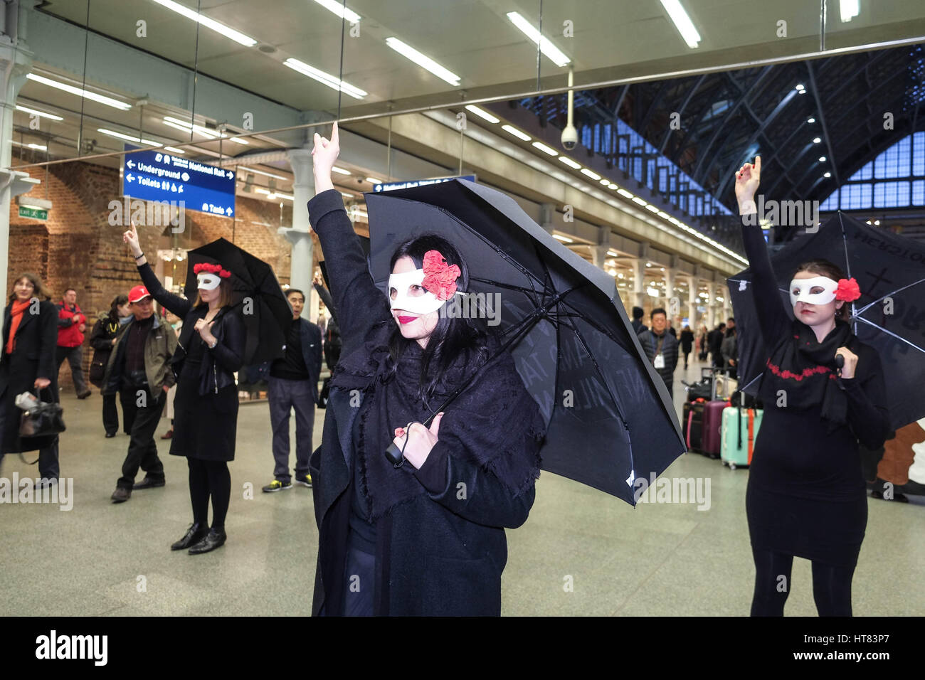 Londra, Regno Unito. 8 Mar, 2017. Le donne dal gruppo di protesta Donne Sciopero del Regno Unito e il polacco femministe protesta alla stazione di St Pancras per protestare contro la violenza, povertà, discriminazione, sfruttamento verso le donne. Essi hanno preso il tempo fuori dal lavoro retribuito per protestare. Credito: claire doherty/Alamy Live News Foto Stock