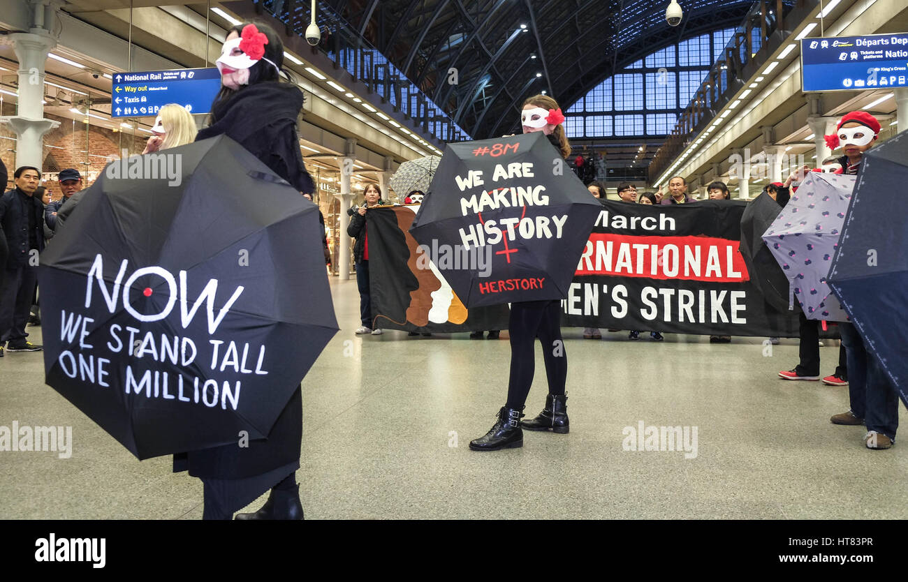 Londra, Regno Unito. 8 Mar, 2017. Le donne dal gruppo di protesta Donne Sciopero del Regno Unito e il polacco femministe protesta alla stazione di St Pancras per protestare contro la violenza, povertà, discriminazione, sfruttamento verso le donne. Essi hanno preso il tempo fuori dal lavoro retribuito per protestare. Credito: claire doherty/Alamy Live News Foto Stock