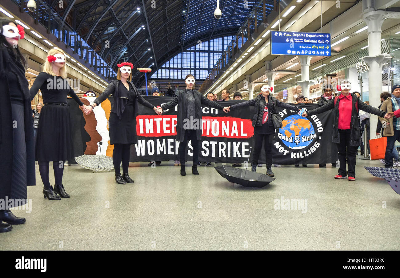 Londra, Regno Unito. 8 Mar, 2017. Le donne dal gruppo di protesta Donne Sciopero del Regno Unito e il polacco femministe protesta alla stazione di St Pancras per protestare contro la violenza, povertà, discriminazione, sfruttamento verso le donne. Essi hanno preso il tempo fuori dal lavoro retribuito per protestare. Credito: claire doherty/Alamy Live News Foto Stock