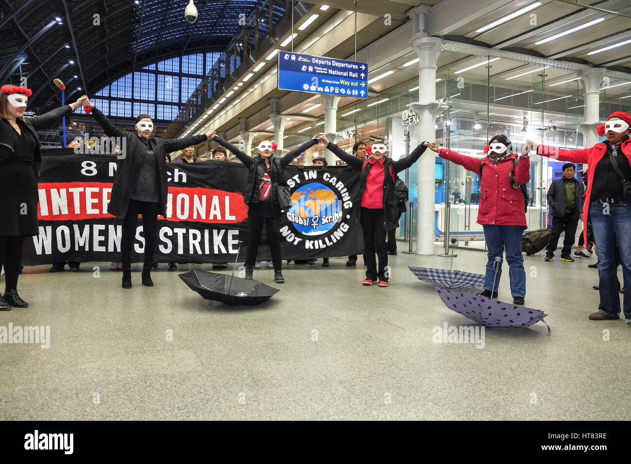 Londra, Regno Unito. 8 Mar, 2017. Le donne dal gruppo di protesta Donne Sciopero del Regno Unito e il polacco femministe protesta alla stazione di St Pancras per protestare contro la violenza, povertà, discriminazione, sfruttamento verso le donne. Essi hanno preso il tempo fuori dal lavoro retribuito per protestare. Credito: claire doherty/Alamy Live News Foto Stock