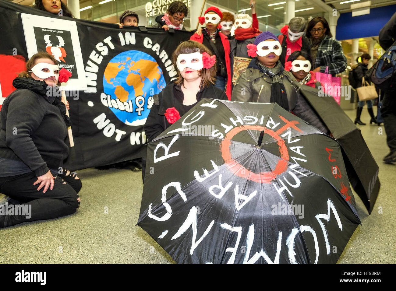 Londra, Regno Unito. 8 Mar, 2017. Le donne dal gruppo di protesta Donne Sciopero del Regno Unito e il polacco femministe protesta alla stazione di St Pancras per protestare contro la violenza, povertà, discriminazione, sfruttamento verso le donne. Essi hanno preso il tempo fuori dal lavoro retribuito per protestare. Credito: claire doherty/Alamy Live News Foto Stock