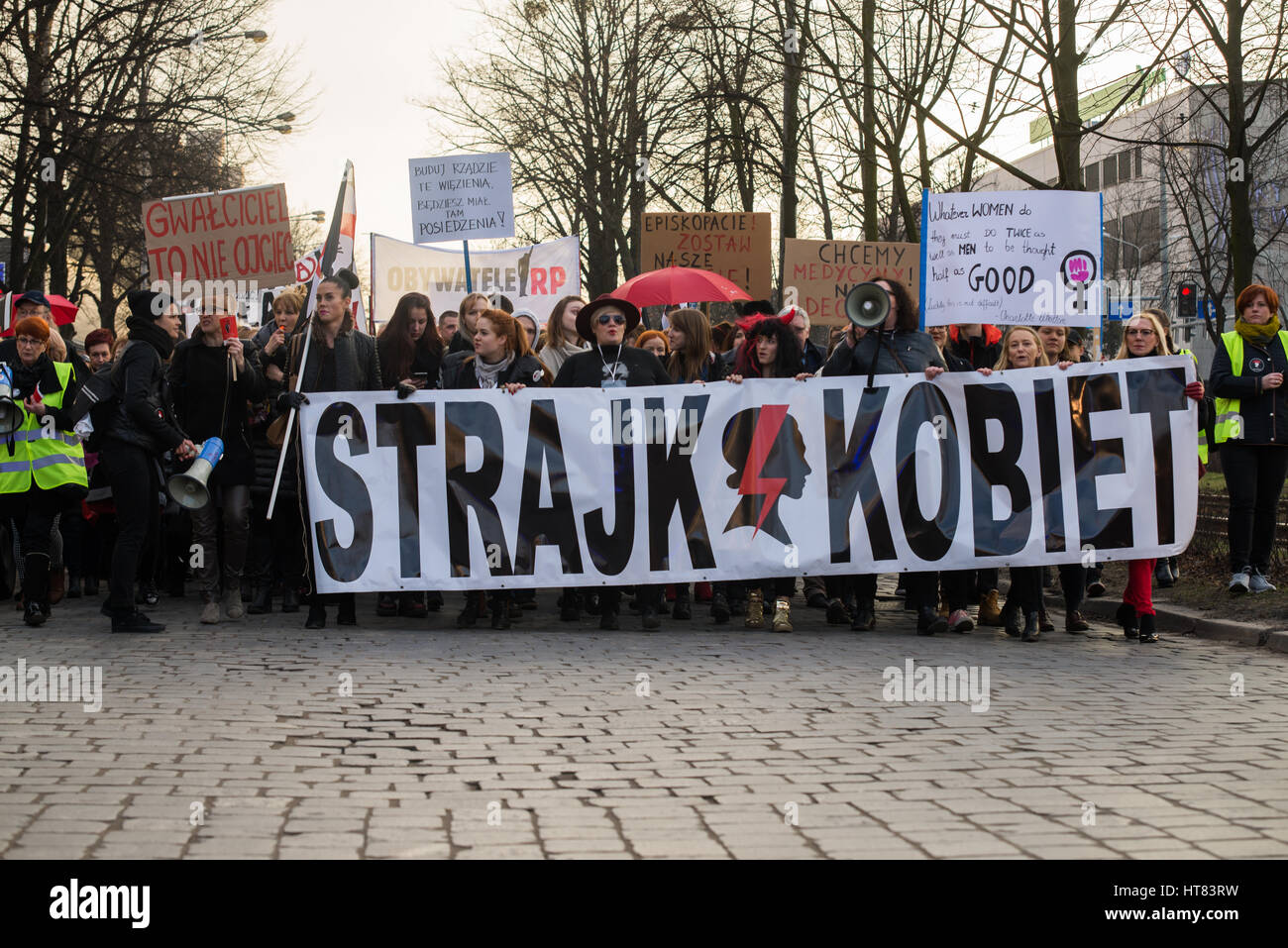 Wroclaw, Polonia. 8 Marzo, 2017. Womens protesta 'Strajk Kobiet' su Womans giorno contro il governo polacco PIS, su 08,03,2017 a Wroclaw in Polonia Credito: Tomasz Trybus/Alamy Live News Foto Stock