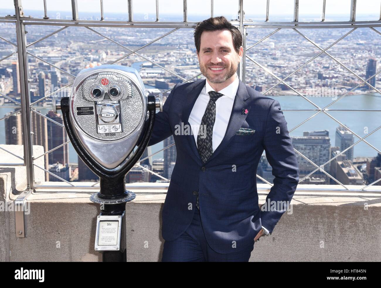 New York, NY, STATI UNITI D'AMERICA. 8 Mar, 2017. Edgar Ramirez ad una apparizione pubblica dell ONU per arti HeForShe iniziativa della settimana la Giornata internazionale della donna Evento, Empire State Building, New York, NY, 8. Marzo 2017. Credito: Derek Storm/Everett raccolta/Alamy Live News Foto Stock