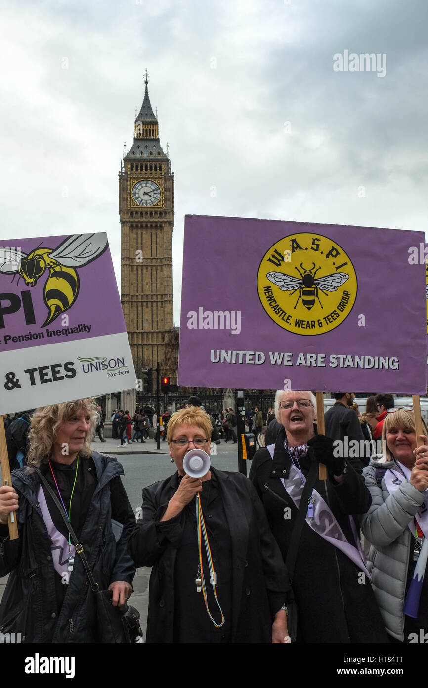 Londra, Regno Unito. 8 Marzo, 2017. Donne protestare contro la pensione statale di disuguaglianza nella piazza del Parlamento. Credito: claire doherty/Alamy Live News Foto Stock