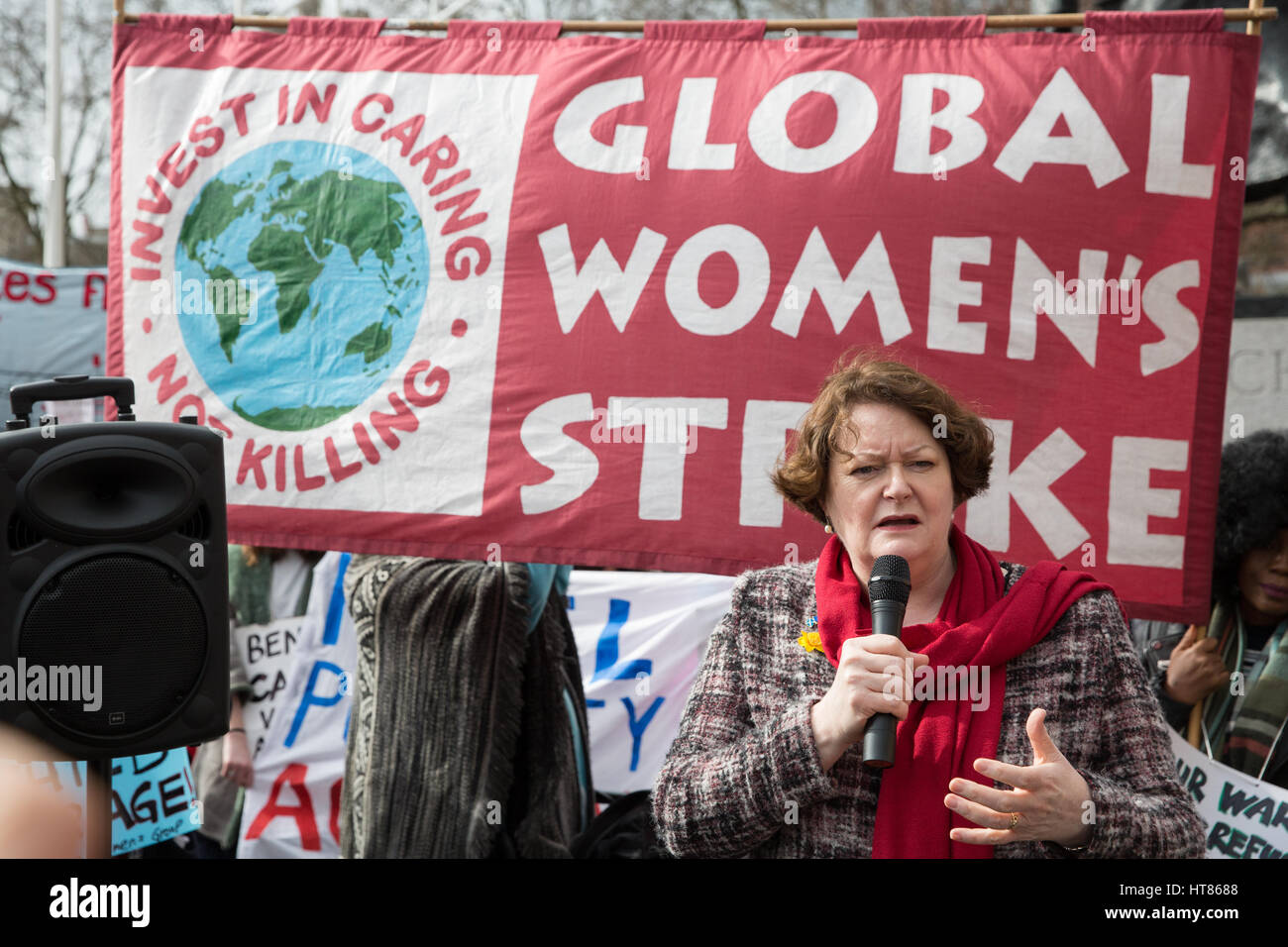 Londra, Regno Unito. 8 Marzo, 2017. Dott.ssa Philippa Whitford, SNP MP per Ayshire centrale e portavoce per la salute, gli indirizzi delle donne da Sciopero Globale delle Donne, l'e Donna Strike UK protestando in piazza del Parlamento in occasione della Giornata internazionale della donna e come parte di un Internazionale delle Donne Sciopero. Credito: Mark Kerrison/Alamy Live News Foto Stock