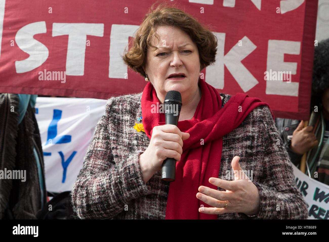 Londra, Regno Unito. 8 Marzo, 2017. Dott.ssa Philippa Whitford, SNP MP per Ayshire centrale e portavoce per la salute, gli indirizzi delle donne da Sciopero Globale delle Donne, l'e Donna Strike UK protestando in piazza del Parlamento in occasione della Giornata internazionale della donna e come parte di un Internazionale delle Donne Sciopero. Credito: Mark Kerrison/Alamy Live News Foto Stock