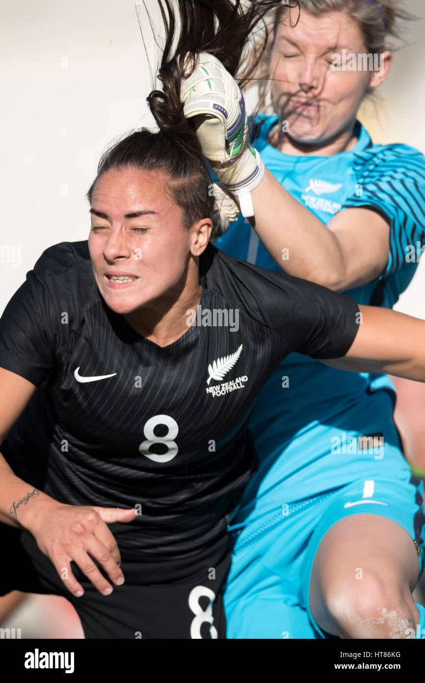 Nicolsia, Cipro. 3 Mar, 2017. (L-R) Jasmine Pereira, Erin Nayler (NZL) Calcio/Calcetto : Cipro Women's Cup 2017 Gruppo B match tra Austria 3-0 Nuova Zelanda a GSP Stadium di Nicolsia, Cipro . Credito: Maurizio Borsari/AFLO/Alamy Live News Foto Stock