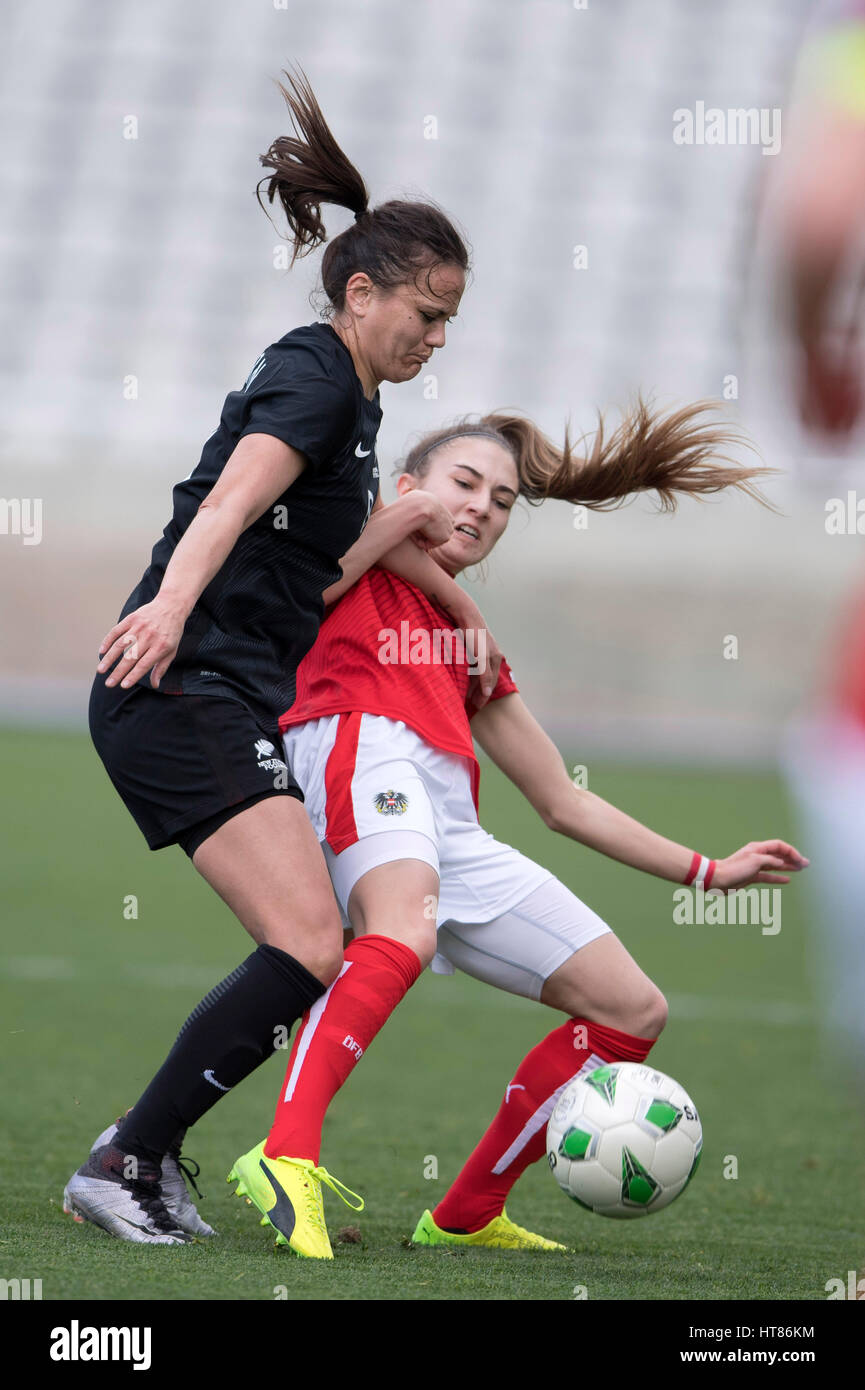 Nicolsia, Cipro. 3 Mar, 2017. Ambra Hearn (NZL), Katharina Naschenweng (AUT) Calcio/Calcetto : Cipro Women's Cup 2017 Gruppo B match tra Austria 3-0 Nuova Zelanda a GSP Stadium di Nicolsia, Cipro . Credito: Maurizio Borsari/AFLO/Alamy Live News Foto Stock