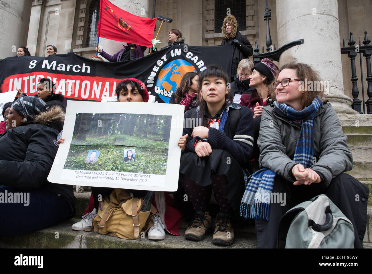 Londra, Regno Unito. 8 Mar, 2017. Le donne da Sciopero Globale delle Donne, l'e Donna sciopero di protesta nel Regno Unito in solidarietà con gli agricoltori tailandesi al di fuori di St Martin's nei campi chiesa sulla Giornata internazionale della donna e come parte di un Internazionale delle Donne Sciopero. Gli agricoltori tailandesi appartenenti alla parte meridionale Federazione contadina di Thailandia mettono a rischio la propria vita per difendere la loro terra e acqua dal terreno aziendale in palio. Credito: Mark Kerrison/Alamy Live News Foto Stock