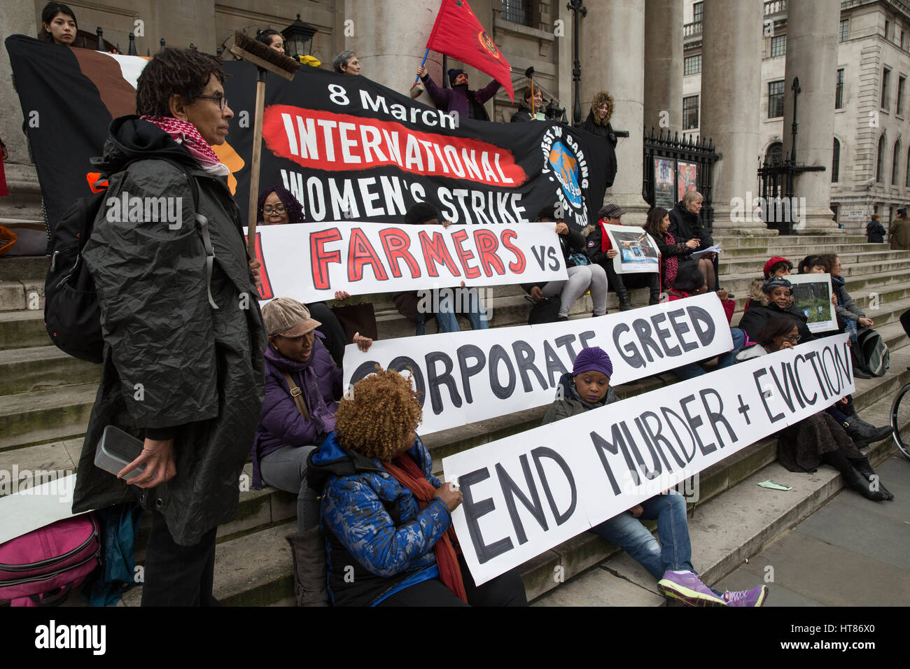 Londra, Regno Unito. 8 Mar, 2017. Le donne da Sciopero Globale delle Donne, l'e Donna sciopero di protesta nel Regno Unito in solidarietà con gli agricoltori tailandesi al di fuori di St Martin's nei campi chiesa sulla Giornata internazionale della donna e come parte di un Internazionale delle Donne Sciopero. Gli agricoltori tailandesi appartenenti alla parte meridionale Federazione contadina di Thailandia mettono a rischio la propria vita per difendere la loro terra e acqua dal terreno aziendale in palio. Credito: Mark Kerrison/Alamy Live News Foto Stock