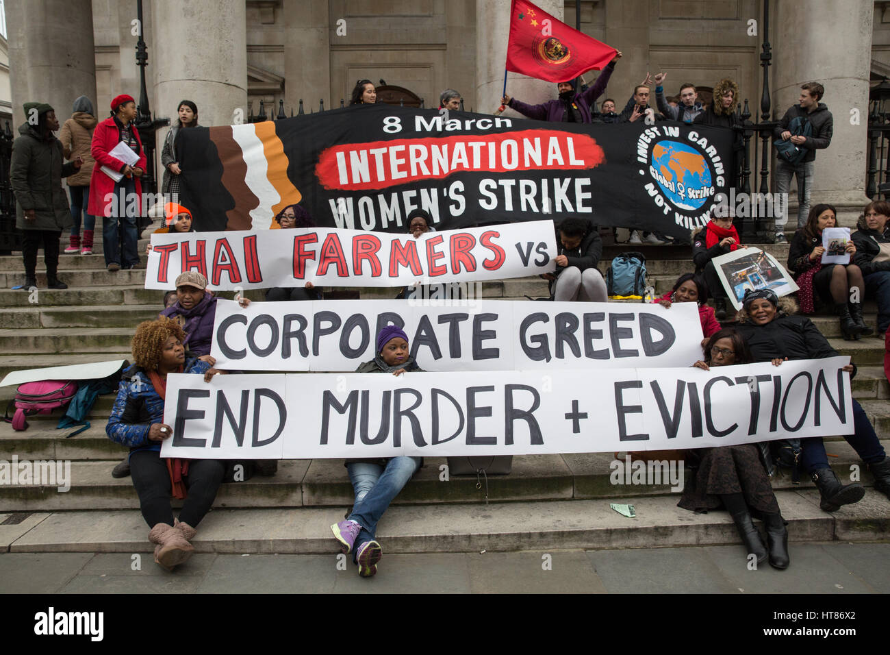 Londra, Regno Unito. 8 Mar, 2017. Le donne da Sciopero Globale delle Donne, l'e Donna sciopero di protesta nel Regno Unito in solidarietà con gli agricoltori tailandesi al di fuori di St Martin's nei campi chiesa sulla Giornata internazionale della donna e come parte di un Internazionale delle Donne Sciopero. Gli agricoltori tailandesi appartenenti alla parte meridionale Federazione contadina di Thailandia mettono a rischio la propria vita per difendere la loro terra e acqua dal terreno aziendale in palio. Credito: Mark Kerrison/Alamy Live News Foto Stock