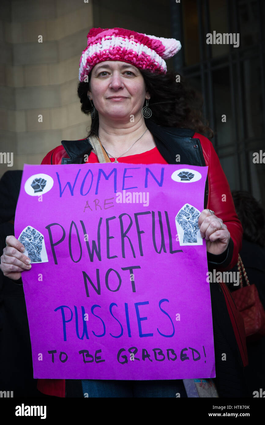 Le donne e gli individui da tutta Pittsburgh, Pennsylvania, raccolse in solidarietà contro il patriarcato, razzismo e capitalismo nel centro di Pittsburgh, di fronte alla città nella Contea di edificio. Foto Stock