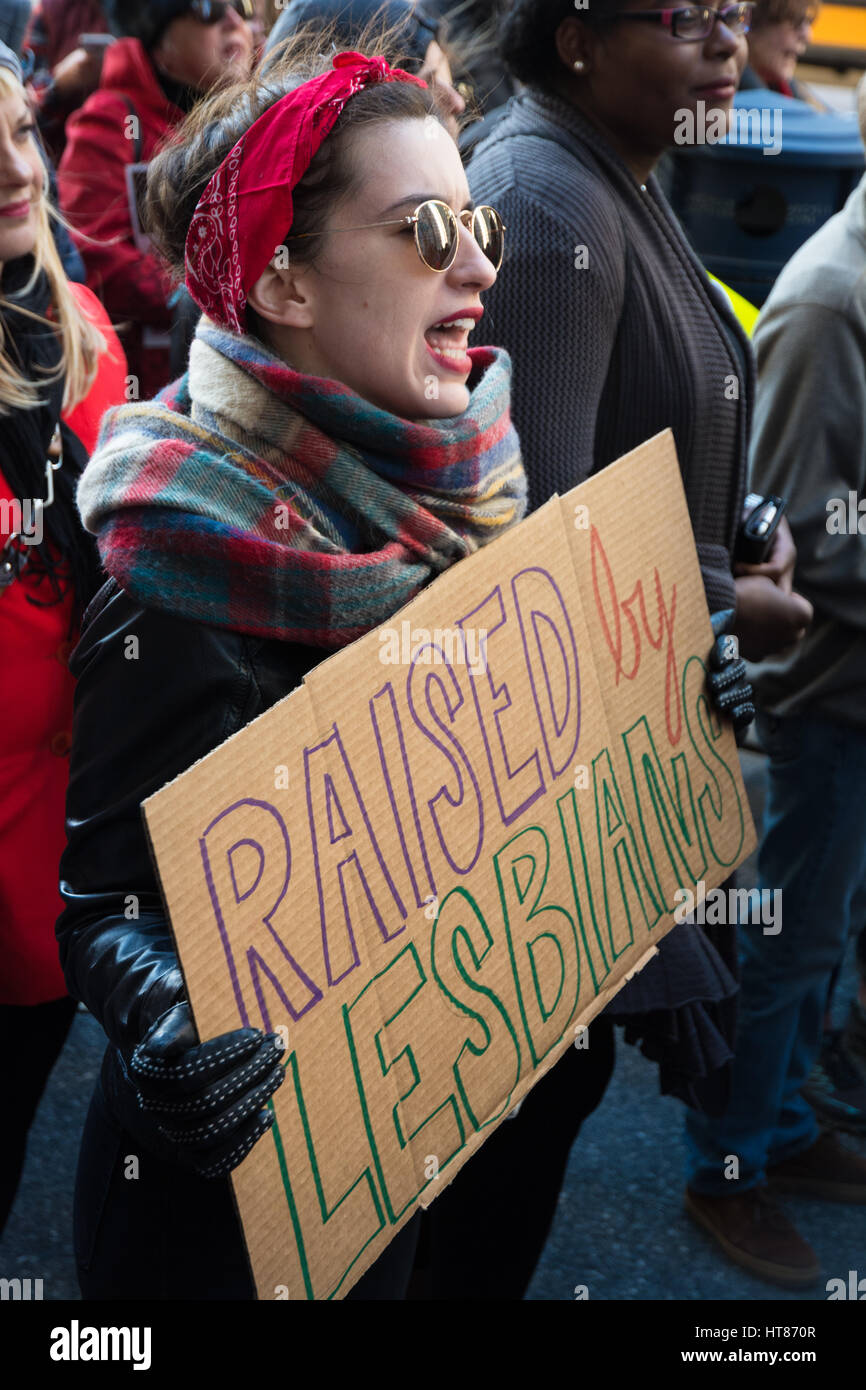 Le donne e gli individui da tutta Pittsburgh, Pennsylvania, raccolse in solidarietà contro il patriarcato, razzismo e capitalismo nel centro di Pittsburgh, di fronte alla città nella Contea di edificio. Foto Stock