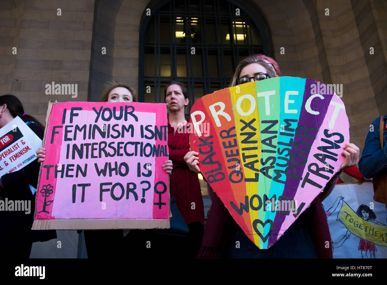 Le donne e gli individui da tutta Pittsburgh, Pennsylvania, raccolse in solidarietà contro il patriarcato, razzismo e capitalismo nel centro di Pittsburgh, di fronte alla città nella Contea di edificio. Foto Stock