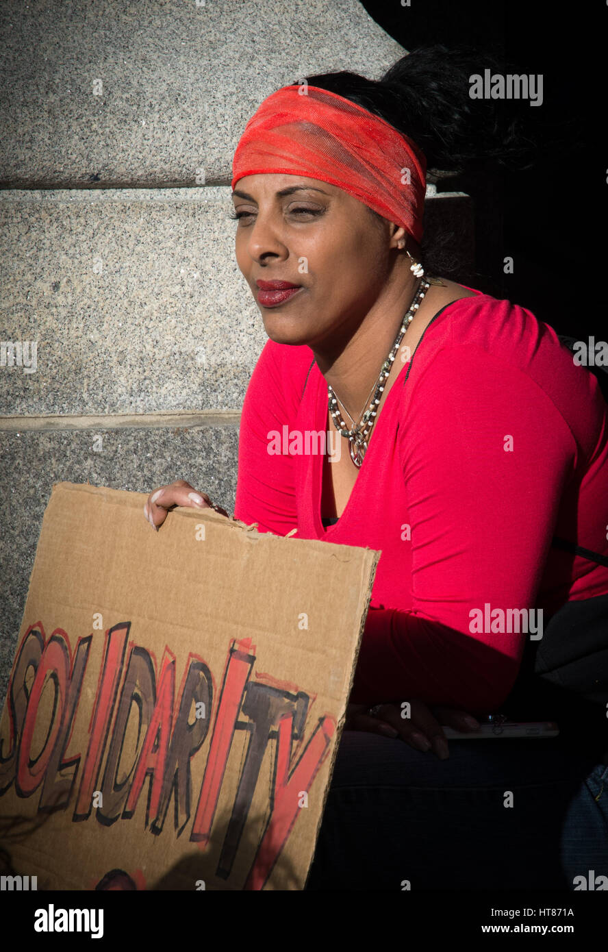 Le donne e gli individui da tutta Pittsburgh, Pennsylvania, raccolse in solidarietà contro il patriarcato, razzismo e capitalismo nel centro di Pittsburgh, di fronte alla città nella Contea di edificio. Foto Stock