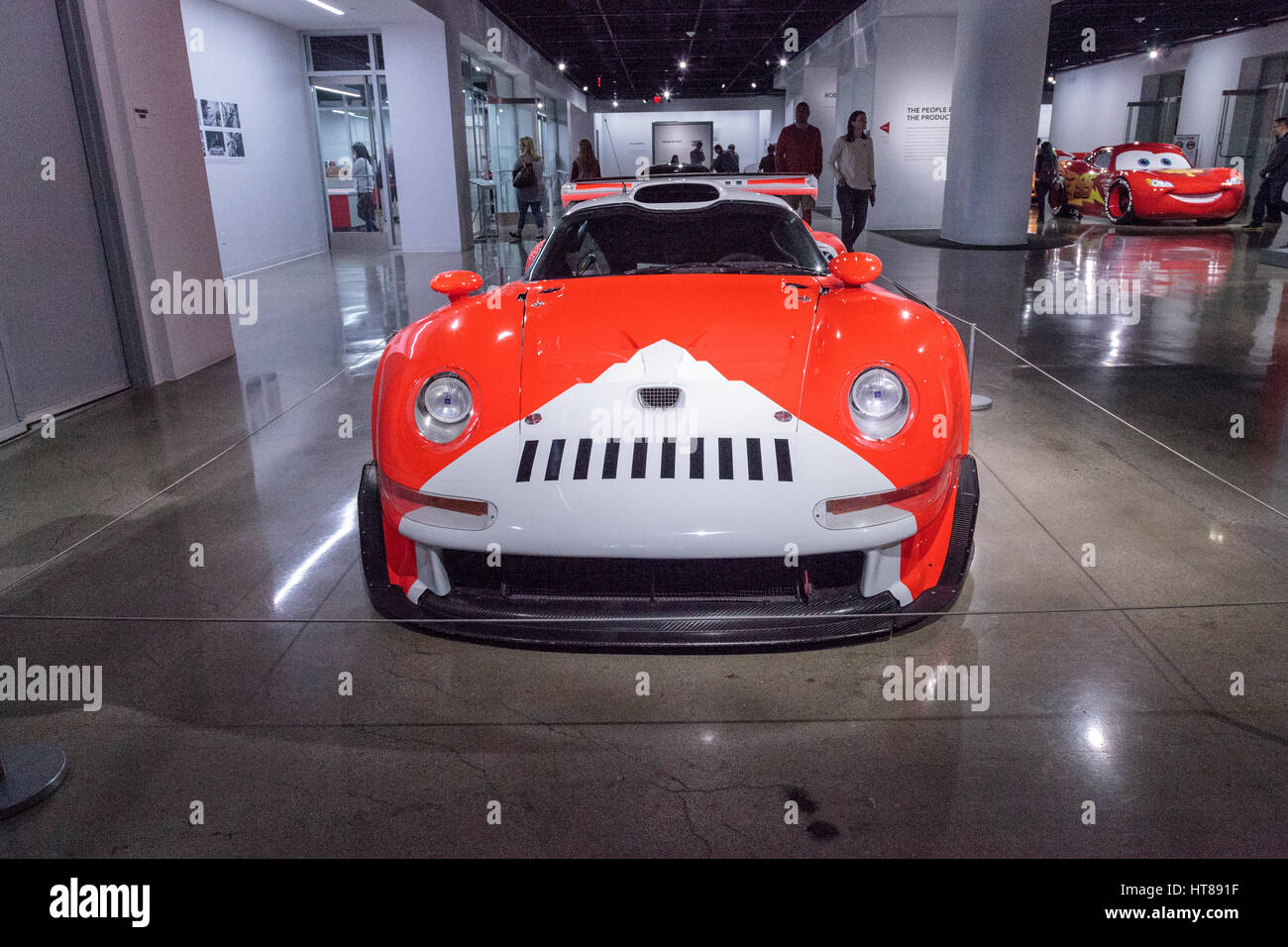 Los Angeles, CA, Stati Uniti d'America - 4 Marzo 2017: il bianco e il rosso 1997 Porsche 911 GT1 dalla collezione di Kerry Morse al Petersen Automotive Museum di Los un Foto Stock