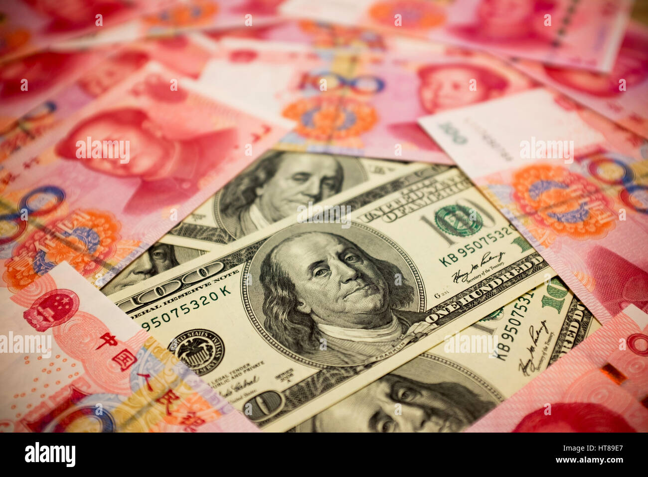 Yuan cinese nota e il dollaro Usa sfondo (tasso di cambio concetto) Foto Stock