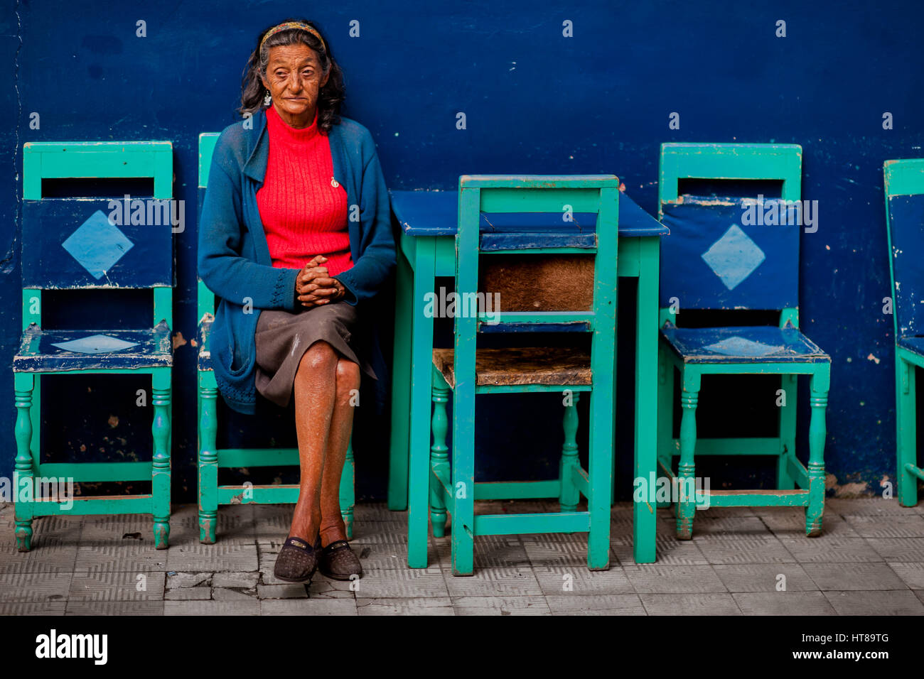 Un colombiano donna si siede in una caffetteria presso la piazza principale di jardín, un villaggio nella regione di caffè (zona cafetera) della Colombia. Foto Stock