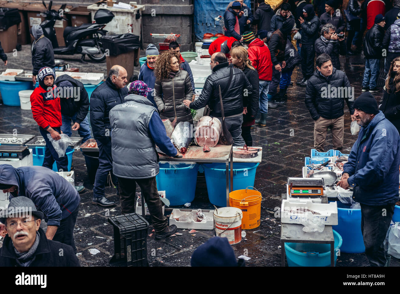 Vecchio famoso mercato del pesce chiamato La Pescheria nella città di Catania, est della isola di Sicilia, Italia Foto Stock