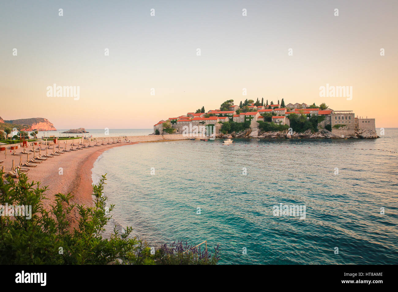 Tramonto sulla spiaggia di Budva con incredibili colori del tramonto Foto Stock