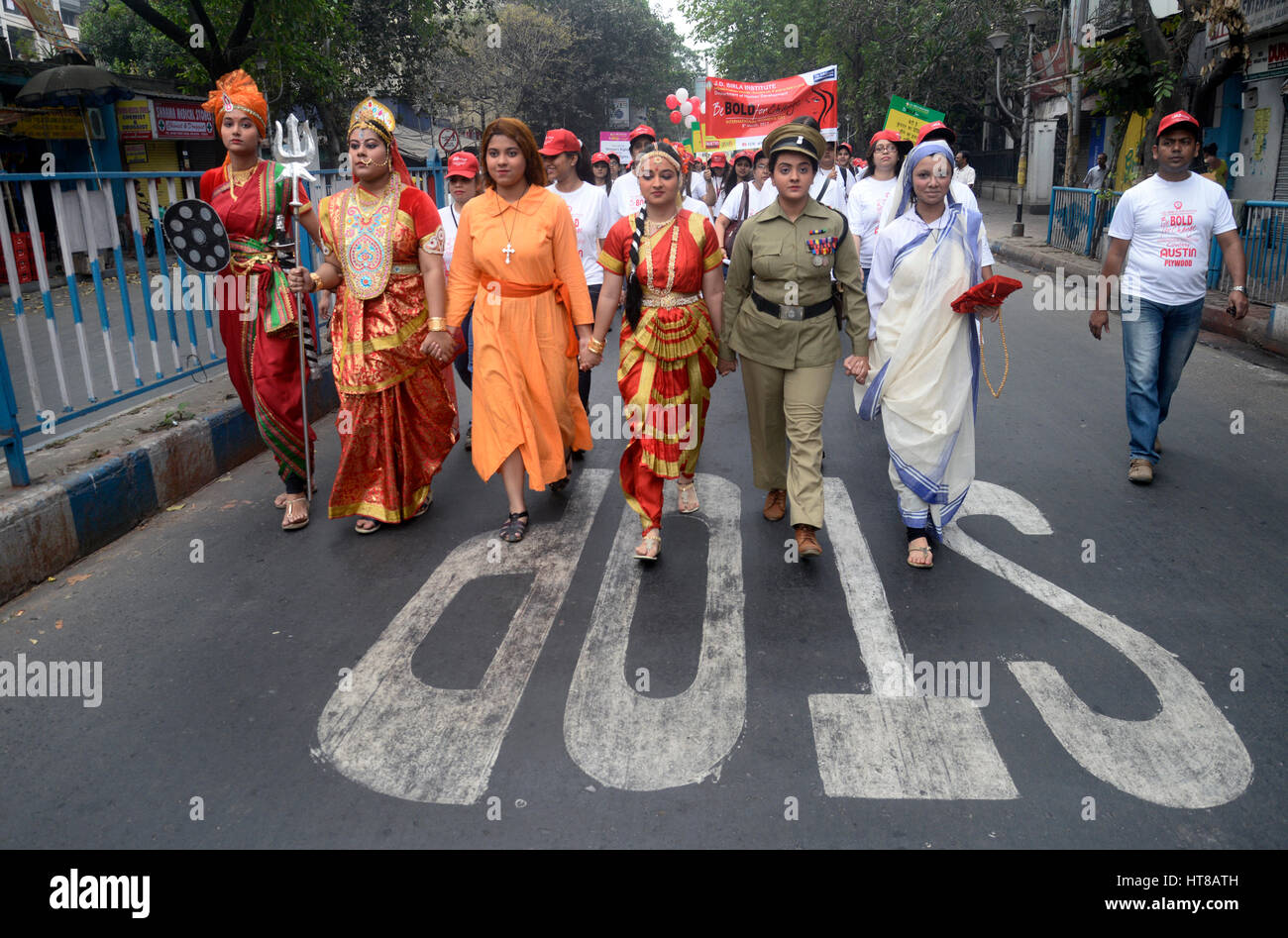 Kolkata, India. 8 Mar, 2017. Ragazze in donne studioso se abbigliamento  indiano a piedi durante il rally. Ragazza gli studenti partecipano a un  silenzioso a piedi in tema di essere audaci per